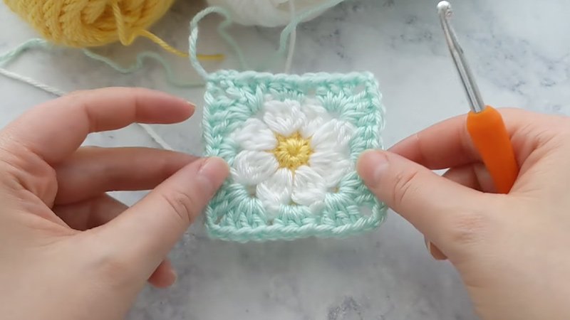 the Dainty Daisy Granny Square Pattern Finishing