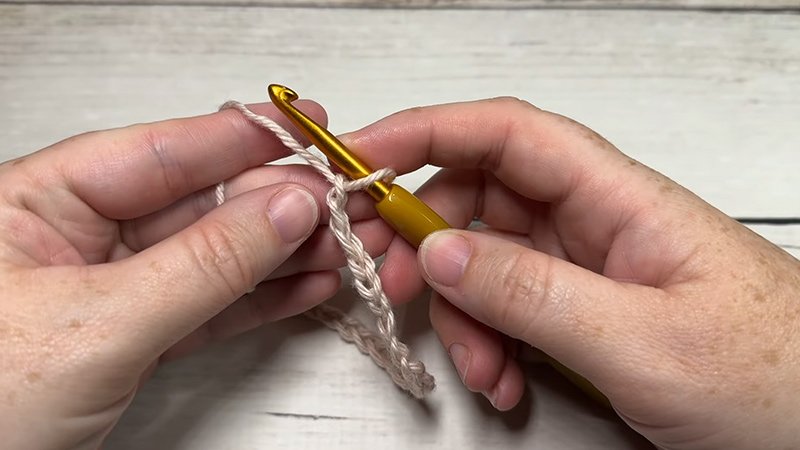 creating a foundation chain of 3 stitches