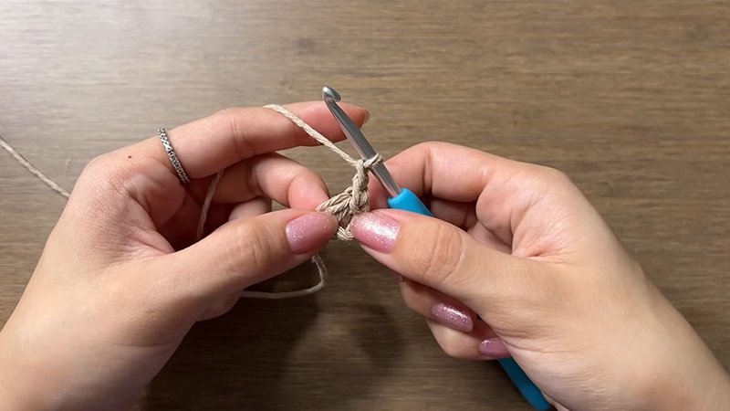 the Crochet Flower Granny Square Pattern Round 1 (Center - White)