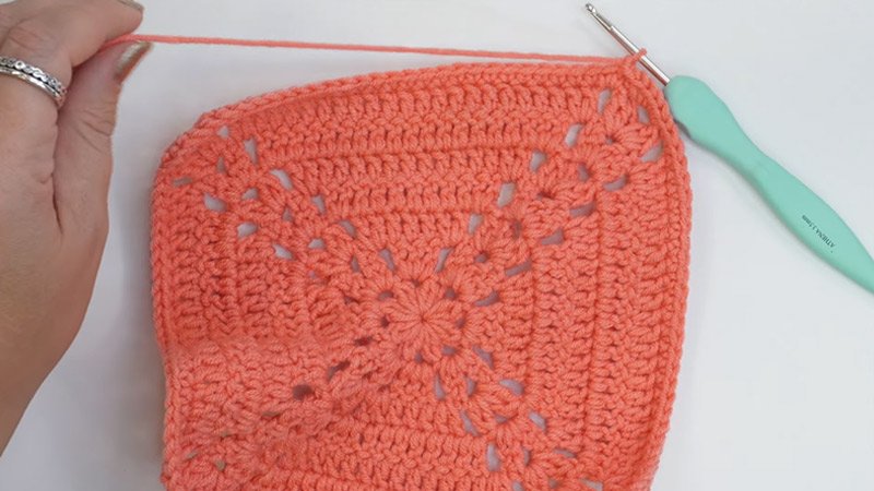 the Farmhouse Granny Square Pattern Finishing