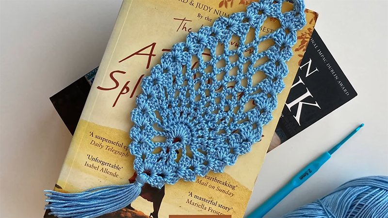Lacy Pineapple Bookmark