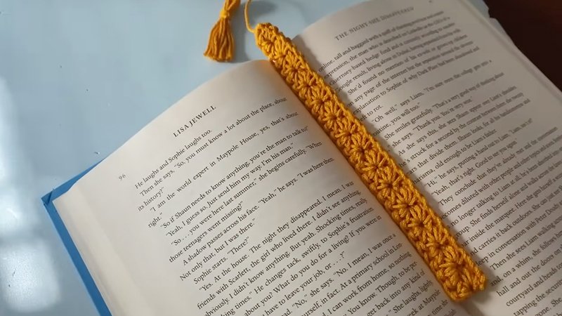 Simply Daisy Bookmark